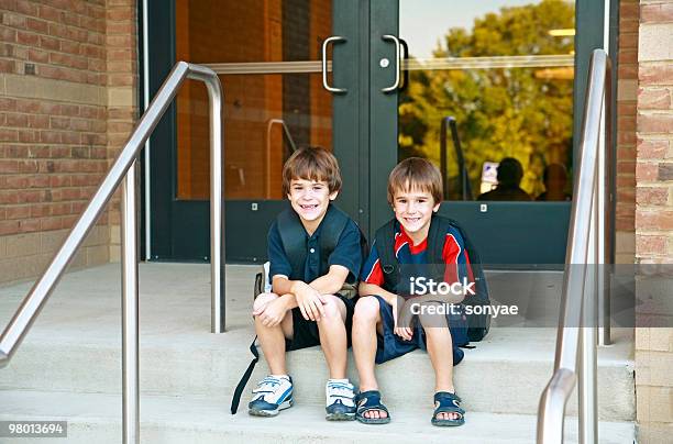 Ragazzi A Scuola - Fotografie stock e altre immagini di Allegro - Allegro, Amicizia, Autunno