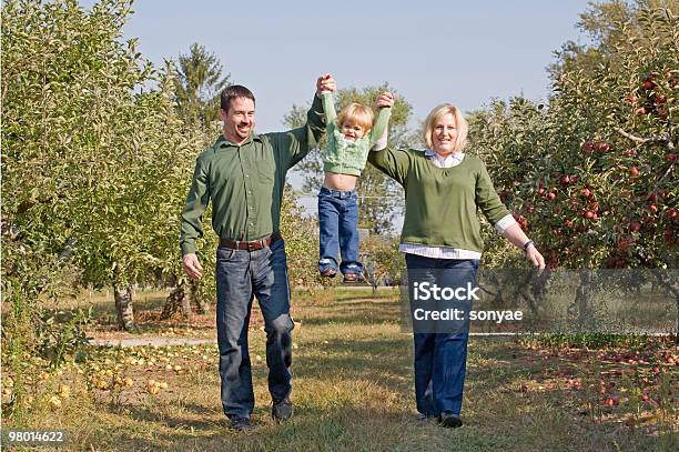 Pais Balançar Rapariga - Fotografias de stock e mais imagens de Pomar de macieiras - Pomar de macieiras, Mulheres, Família