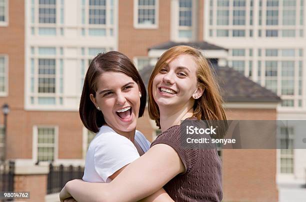 College Raparigas - Fotografias de stock e mais imagens de Abraçar - Abraçar, Adolescente, Adulto