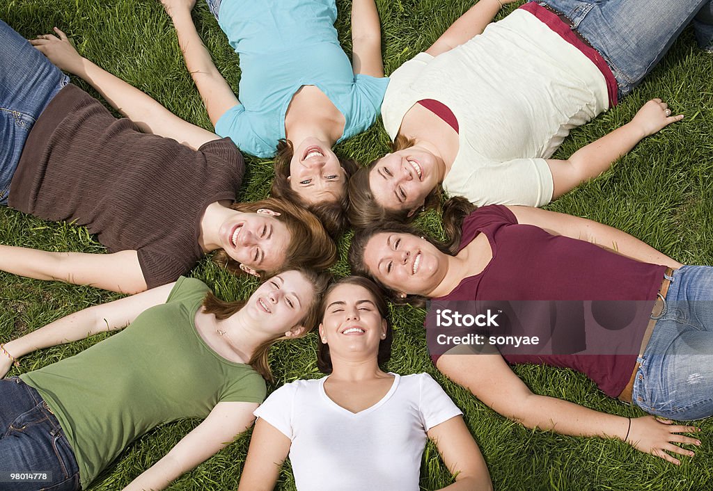 Grupo de chicas College - Foto de stock de Acostado libre de derechos
