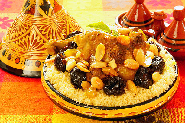 марокканский курица с сливы и миндаля в скорлупе - chicken morocco moroccan culture moroccan cuisine стоковые фото и изображения