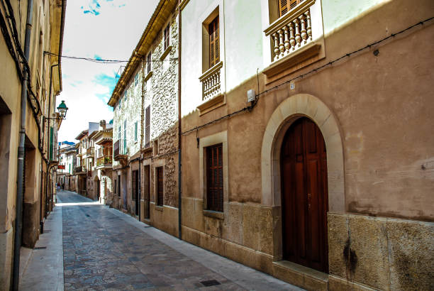 istock Alley in the spanish village Pollenca 980151710