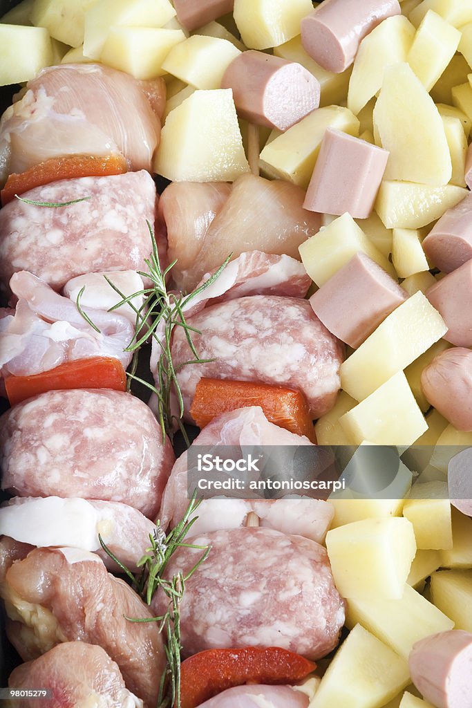 Casseruola con kebab, wurstel e patate - Foto stock royalty-free di Alimentazione sana