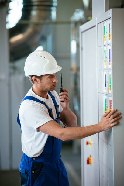 istock Foreman giving instructions on walkie talkie 980183108