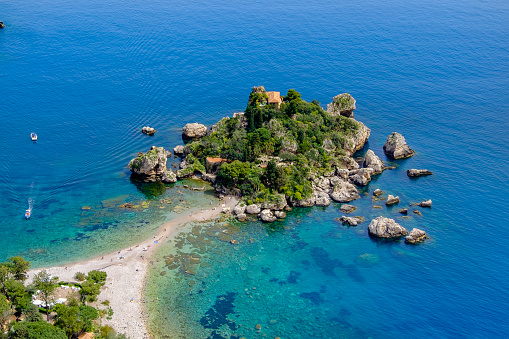 Isola Bella, una pequeña isla situada dentro de una pequeña bahía en el mar Jónico cerca de Taormina (Sicilia, Italia) photo