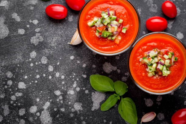 zuppa gazpacho fredda di pomodoro rosso italiano in bicchiere, con cetriolo, cipolla, basilico - gazpacho salsa vegan food freshness foto e immagini stock