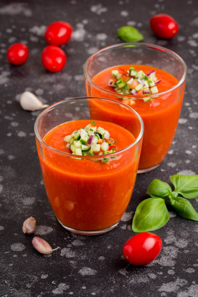 итальянский красный томатный холодный суп гаспачо в стакане, с огурцом, луком, базиликом - gazpacho salsa vegan food freshness стоковые фото и изображения
