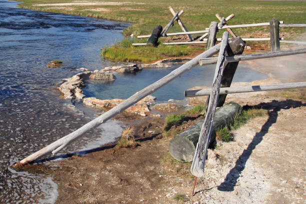 doncellas tumba aguas termales que fluyen en el río de firehole en parque nacional de yellowstone en wyoming estados unidos - río firehole fotografías e imágenes de stock