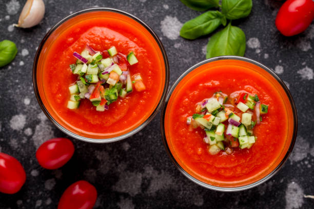 zuppa gazpacho fredda di pomodoro rosso italiano in bicchiere, con cetriolo, cipolla, basilico - gazpacho salsa vegan food freshness foto e immagini stock