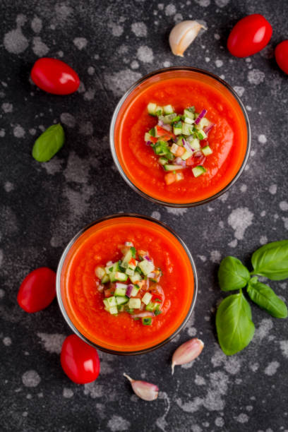итальянский красный томатный холодный суп гаспачо в стакане, с огурцом, луком, базиликом - gazpacho salsa vegan food freshness стоковые фото и изображения