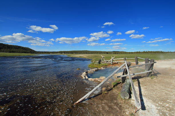 tombe de jeunes filles hot spring à côté de la rivière firehole parc national de yellowstone, au wyoming, états-unis - firehole river photos et images de collection