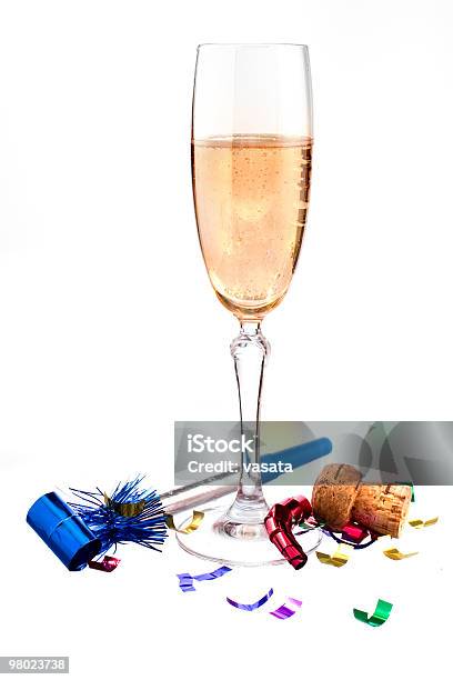 Foto de Festive Champanhe Com Noisemaker e mais fotos de stock de Bebida alcoólica - Bebida alcoólica, Bolha - Estrutura física, Branco
