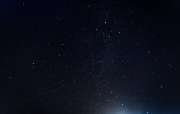 estrellas por la noche - milky way galaxy star field nebula fotografías e imágenes de stock