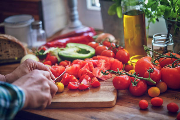トマト、キュウリ、パプリカ、ハーブと野菜のガスパチョ スープの準備 - cooking domestic kitchen vegetable soup ストックフォトと画像