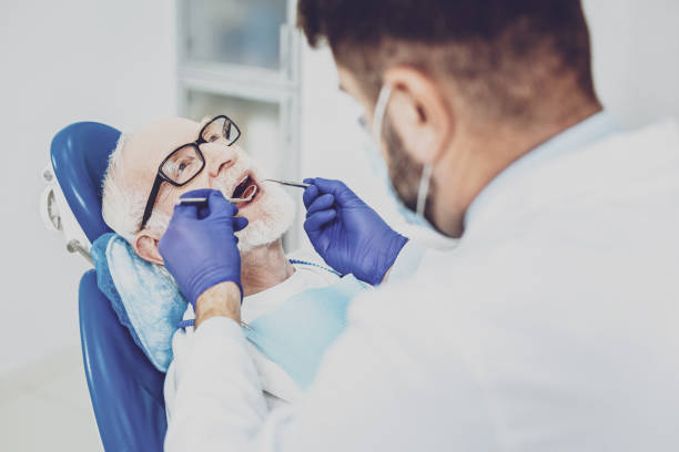 trabajador médico competente examinar su visitante - dental issues fotografías e imágenes de stock