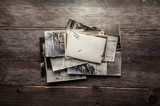 istock Vintage blank photo 980272108