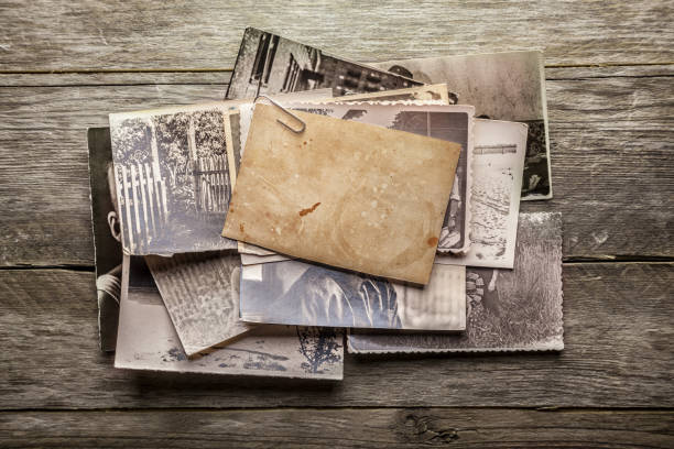istock Vintage blank photo 980272114
