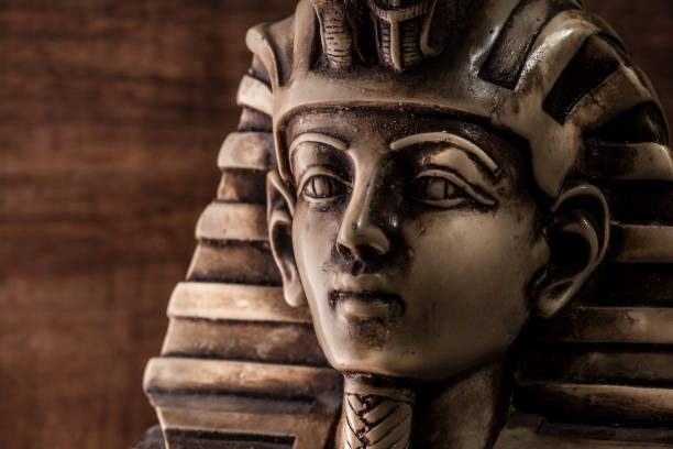 istock Stone pharaoh tutankhamen mask 980272150