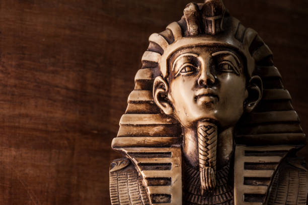 istock Stone pharaoh tutankhamen mask 980272164