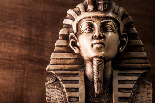 istock Stone pharaoh tutankhamen mask 980272216