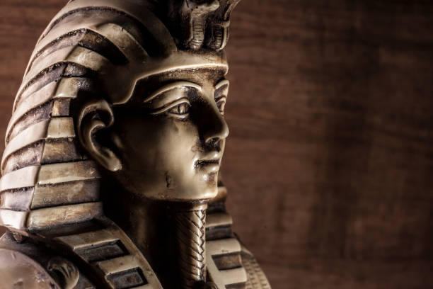 istock Stone pharaoh tutankhamen mask 980272222