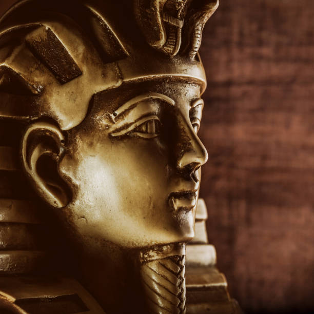 istock Stone pharaoh tutankhamen mask 980272262