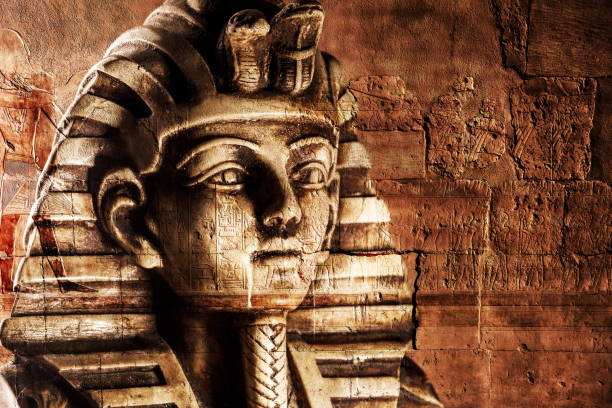istock Stone pharaoh tutankhamen mask 980272286