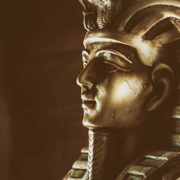 istock Stone pharaoh tutankhamen mask 980272288