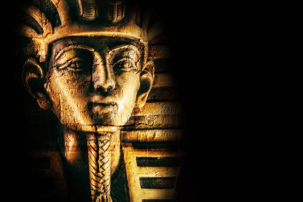 istock Stone pharaoh tutankhamen mask 980272334