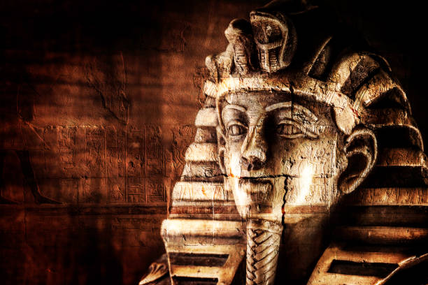 istock Stone pharaoh tutankhamen mask 980272410