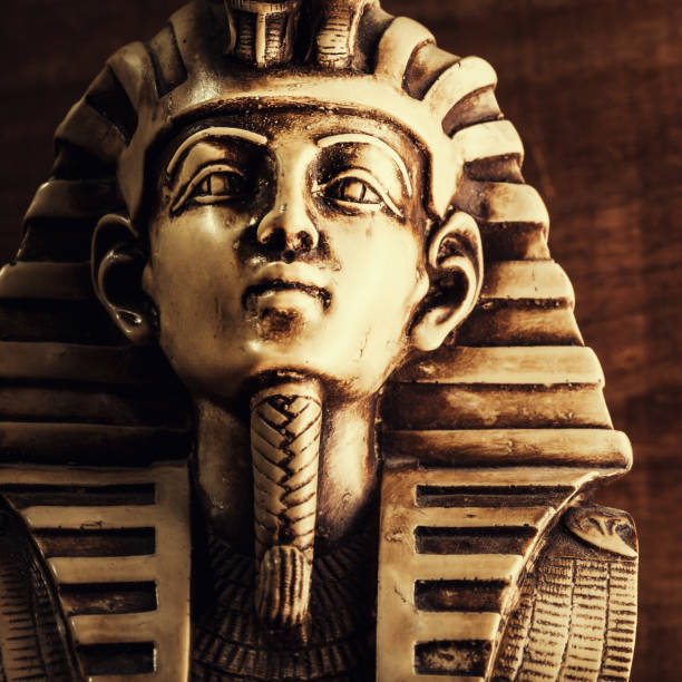 istock Stone pharaoh tutankhamen mask 980272504