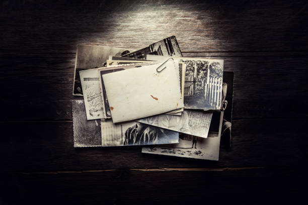 istock Vintage blank photo 980272876