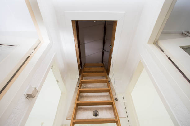 escalera de madera en el ático de una casa moderna - roof batten fotografías e imágenes de stock