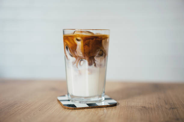 アイスコーヒー  - カフェラテ　アイス ストックフォトと画像