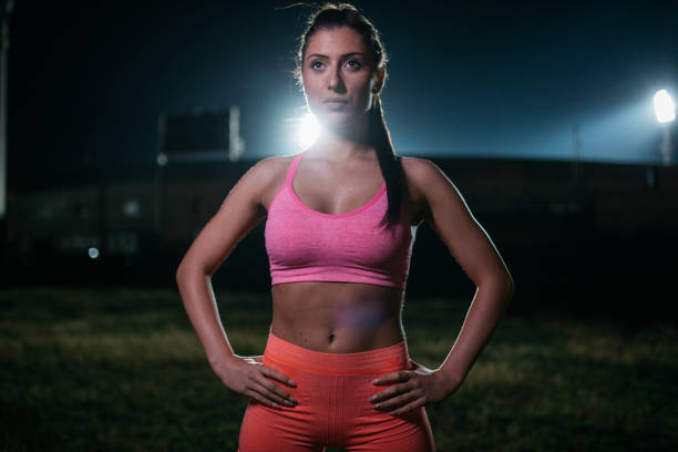 istock Young sporty woman at night 980293912