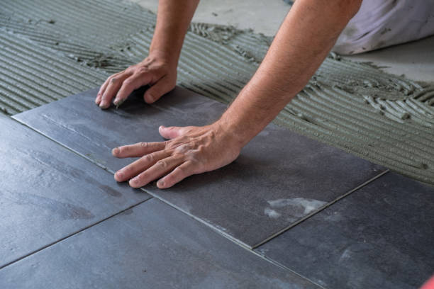 trabajador instalar baldosas de cerámica - tile adhesive fotografías e imágenes de stock