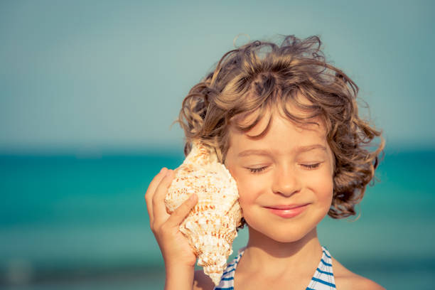 dziecko relaksujące się na plaży - sky human hand water white zdjęcia i obrazy z banku zdjęć