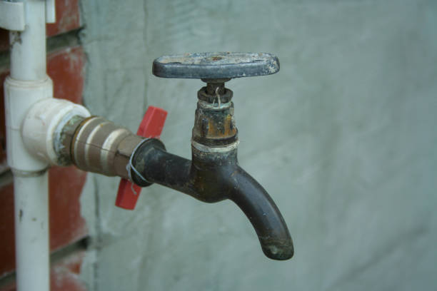 stary zardzewiały kran wody - water pipe rusty dirty equipment zdjęcia i obrazy z banku zdjęć