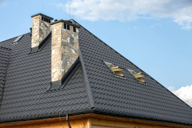 casa de troncos en las montañas con un techo de tejas y chimeneas de piedra. - roof repairing roofer chimney fotografías e imágenes de stock