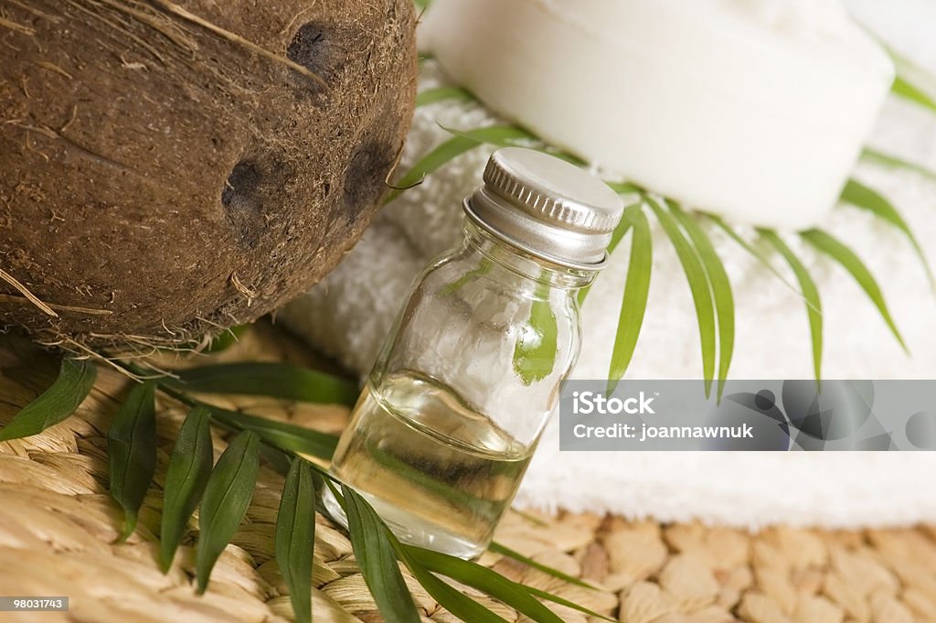 De l'huile de noix de coco pour Thérapie alternative - Photo de Aromathérapie libre de droits