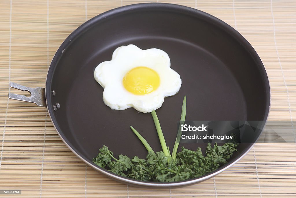 Flor forma de huevo frito con vegetación - Foto de stock de Alimento libre de derechos