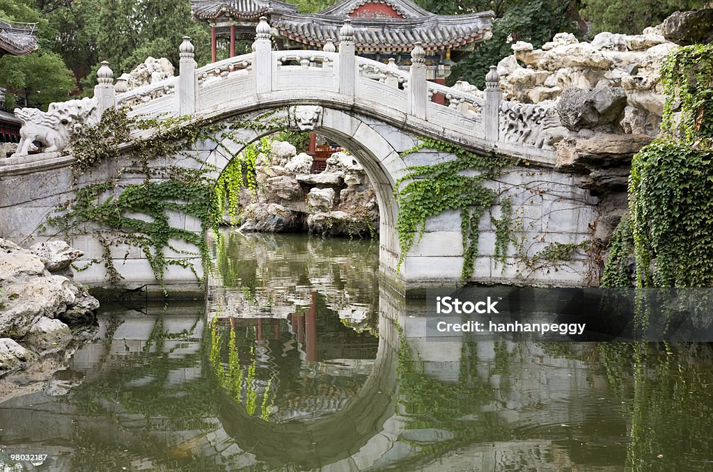 Arco del puente en jardín formal - Foto de stock de Aire libre libre de derechos