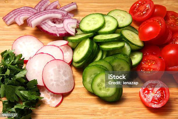 Preparada Para Una Ensalada De Verduras Foto de stock y más banco de imágenes de Alimento - Alimento, Cebolla, Color - Tipo de imagen