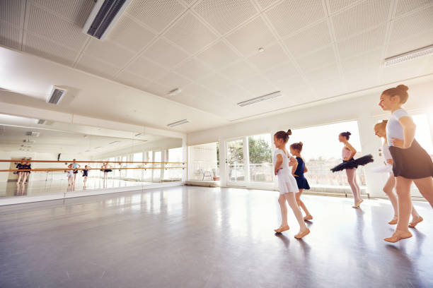 istock Group of little ballet dancing girls practicing in class 980336638