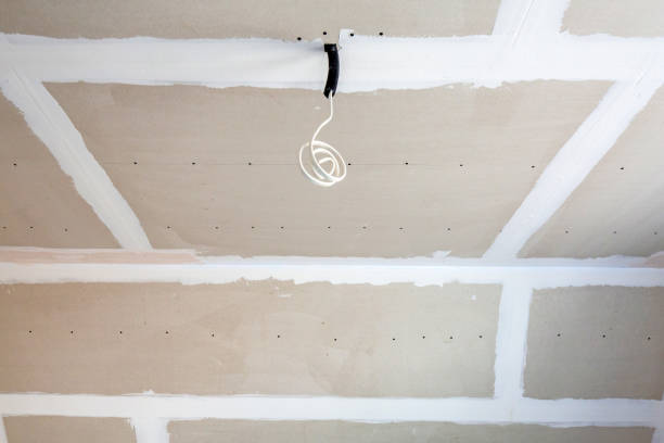 istock Empty bedroom interior with gypsum board ceiling at renovation 980392716