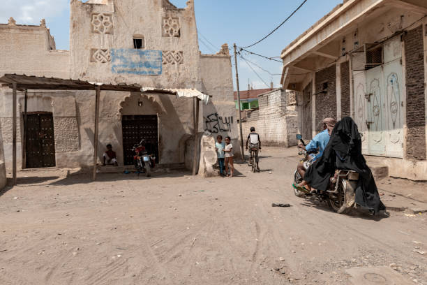 dos mujeres vestidas con velo y un hombre en una motocicleta - nikab veil islam arabia fotografías e imágenes de stock