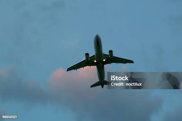Foto de Avião e mais fotos de stock de Abaixo - Abaixo, Asa de aeronave, Aterrissar