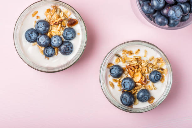 joghurt mit hausgemachtem müsli und heidelbeeren - jar oatmeal granola glass stock-fotos und bilder