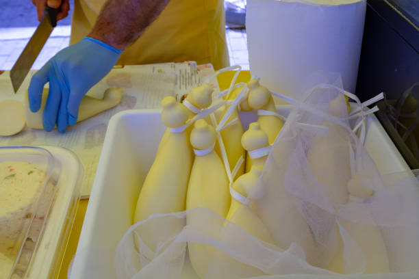 frescos do sul italiano tradicional de vaca ou vaca e ovelha semi queijo caciocavallo, mercado - stringy - fotografias e filmes do acervo