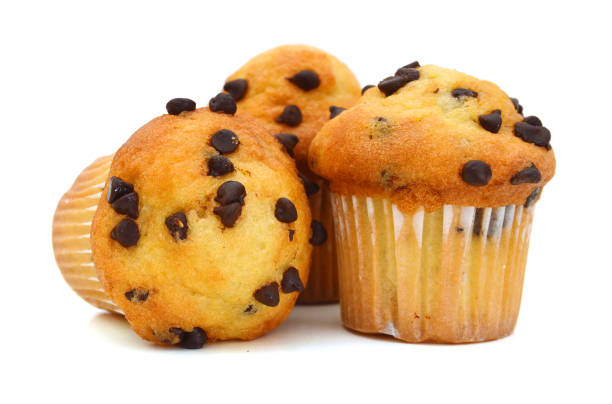 muffin czekoladowy wyizolowany na białym tle - muffin zdjęcia i obrazy z banku zdjęć